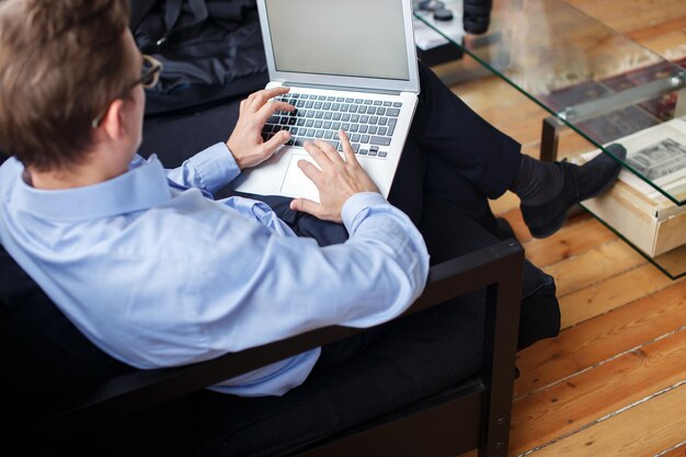 Jak wybrać idealny laptop poleasingowy do pracy i rozrywki?